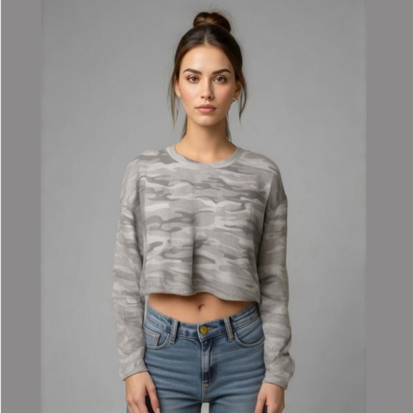 Camo Chic Cropped Sweatshirt – Your New Favorite Layer - Picture 1 of 8